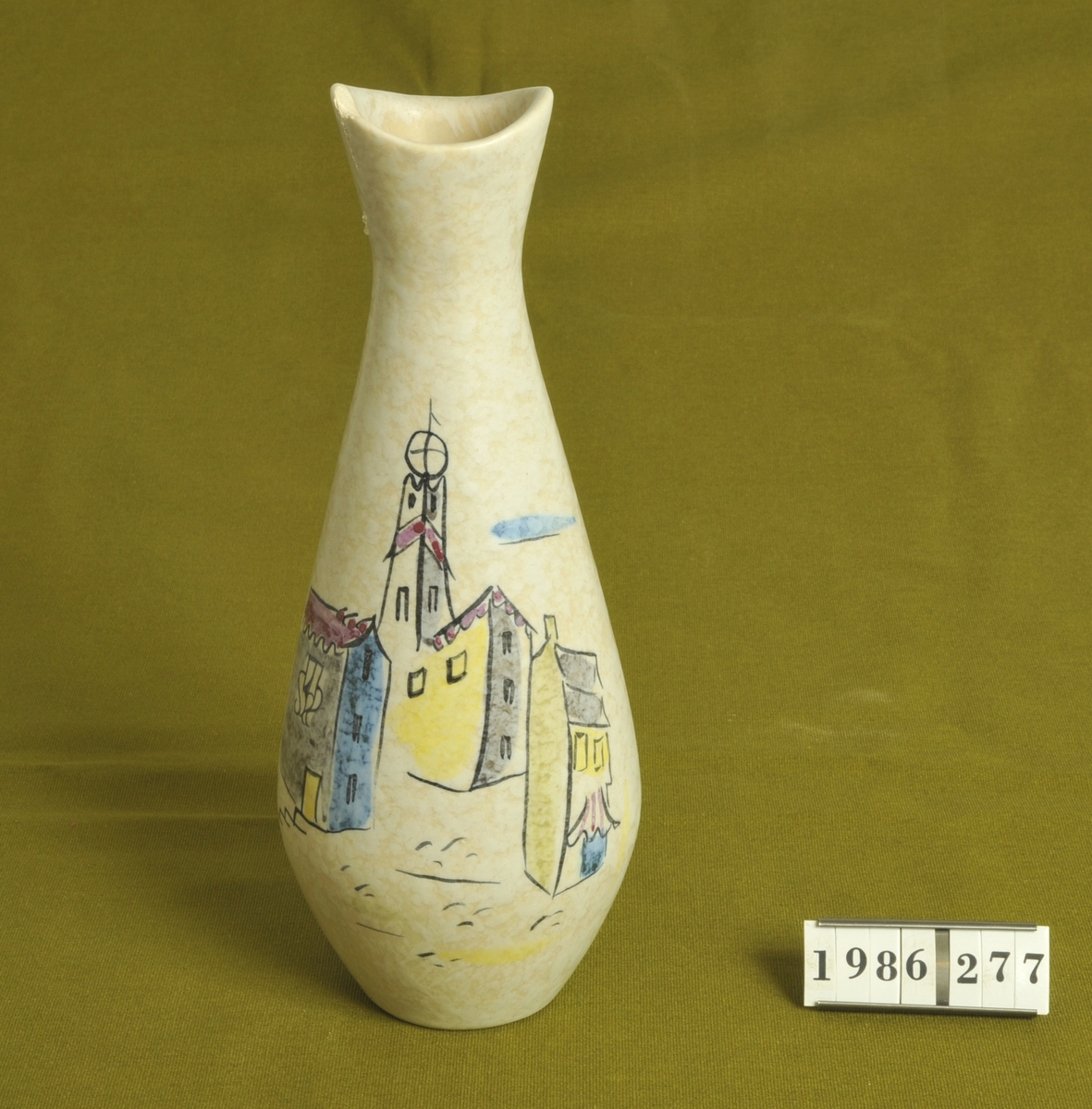 Vit-gräddgul melerad bottenfärg med målat motiv (stadsvy)
 i färgerna blått, grått, gult och blårött på vasens ena sida.
