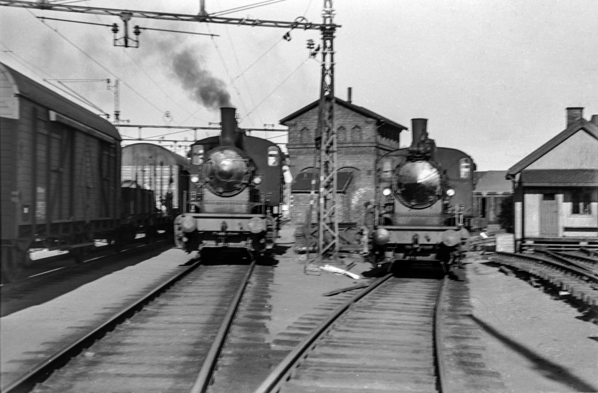 Damplokomotiv type 40a nr. 462 (t.v.) og 40a nr. 461 i skiftetjeneste på Lillestrøm stasjon.