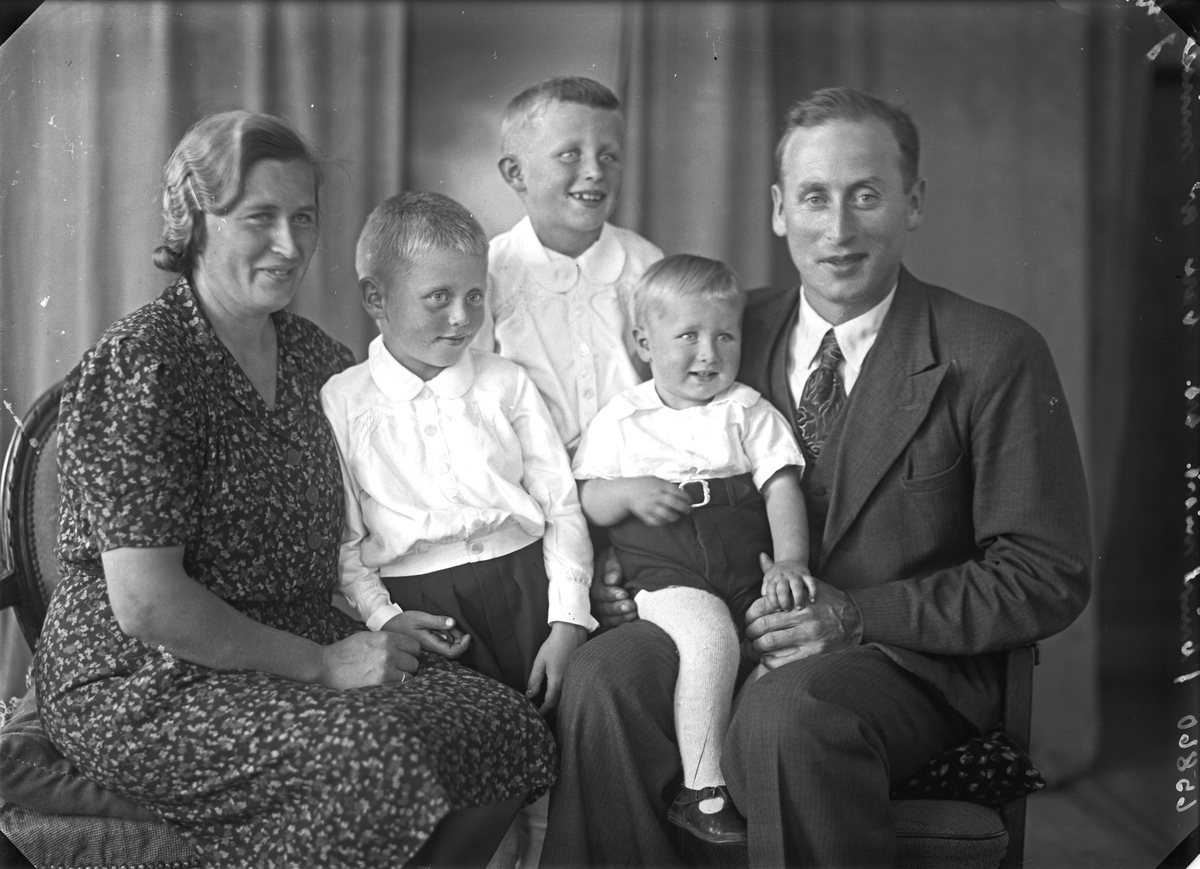 Gruppebilde. Familiegruppe på fem. Ung kvinne, tre unge gutter og ung mann. Bestilt av Reidar Reidarson. Tveita. Sveio