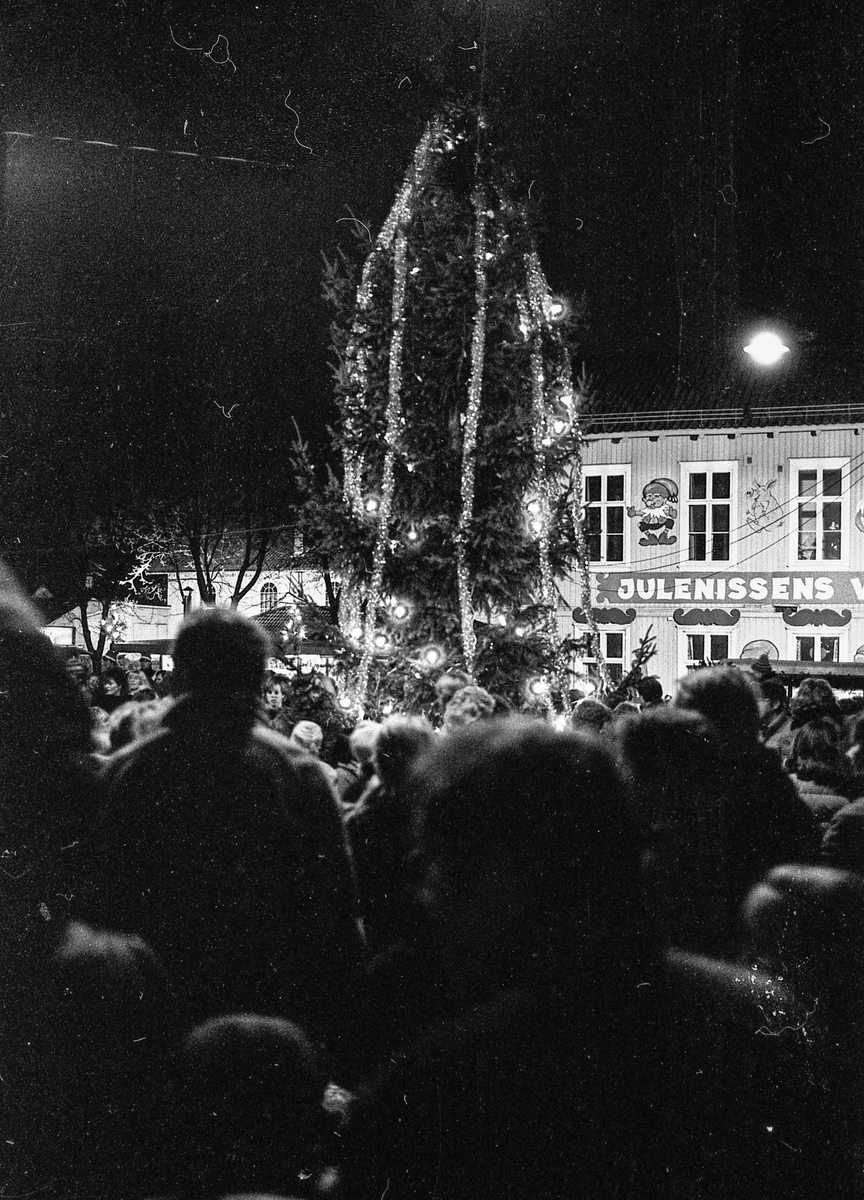 60 m lang julekake og julegateårning i Drøbak. Julenissedamene serverer grøt. Willy Johansen, Julehuset i Drøbak.