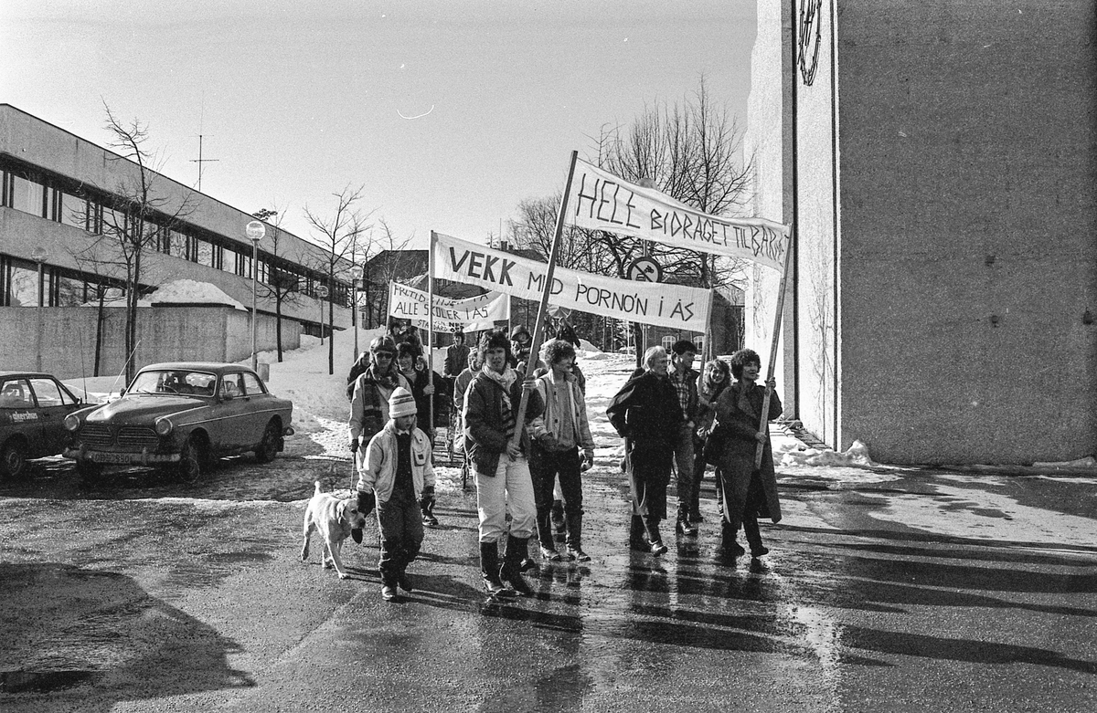 8. mars i Follo, demonstrasjonstog i Ås med bannere og slagord. Møter og taler.
Fotograf: ØB Grønlund