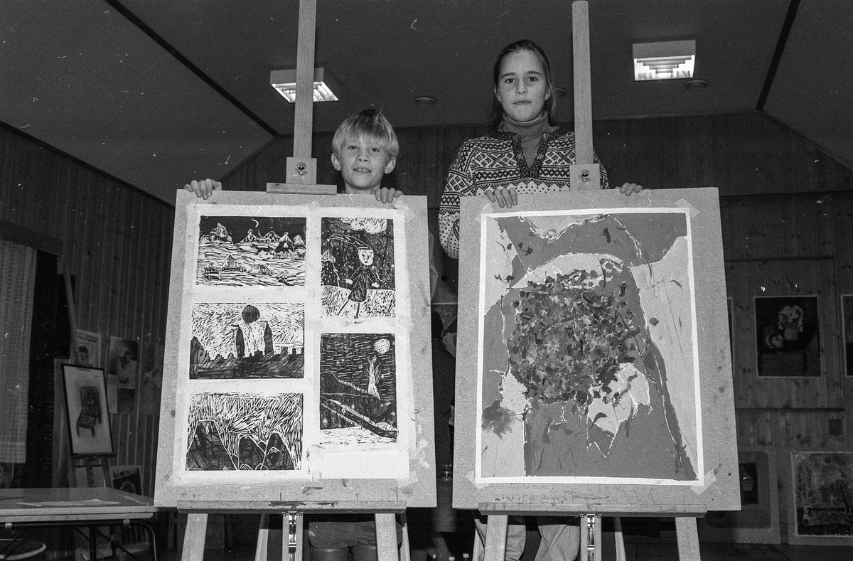 Kolbotn Kunstskole for barn med utstilling.
Fra venstre: Erlend Skjer Flem og Liv Thorsen.