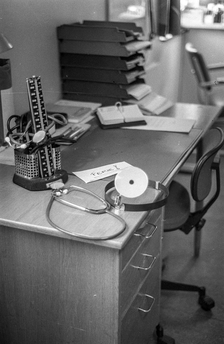 Medisinsk utstyr, blodtrykksmåler, stetoskop.
Ca.1985