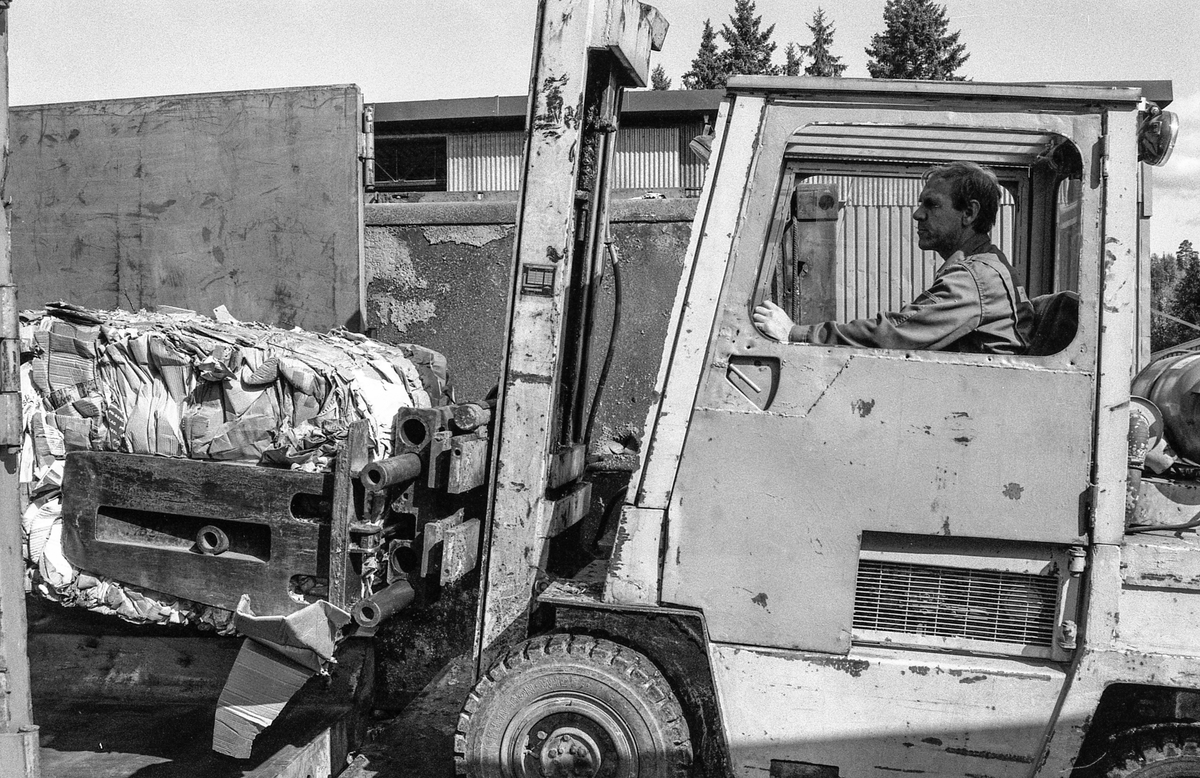 Follo Truckutleie på Langhus, eier Bjørn Prytz holder en plantegning. Truck og gravemaskin.