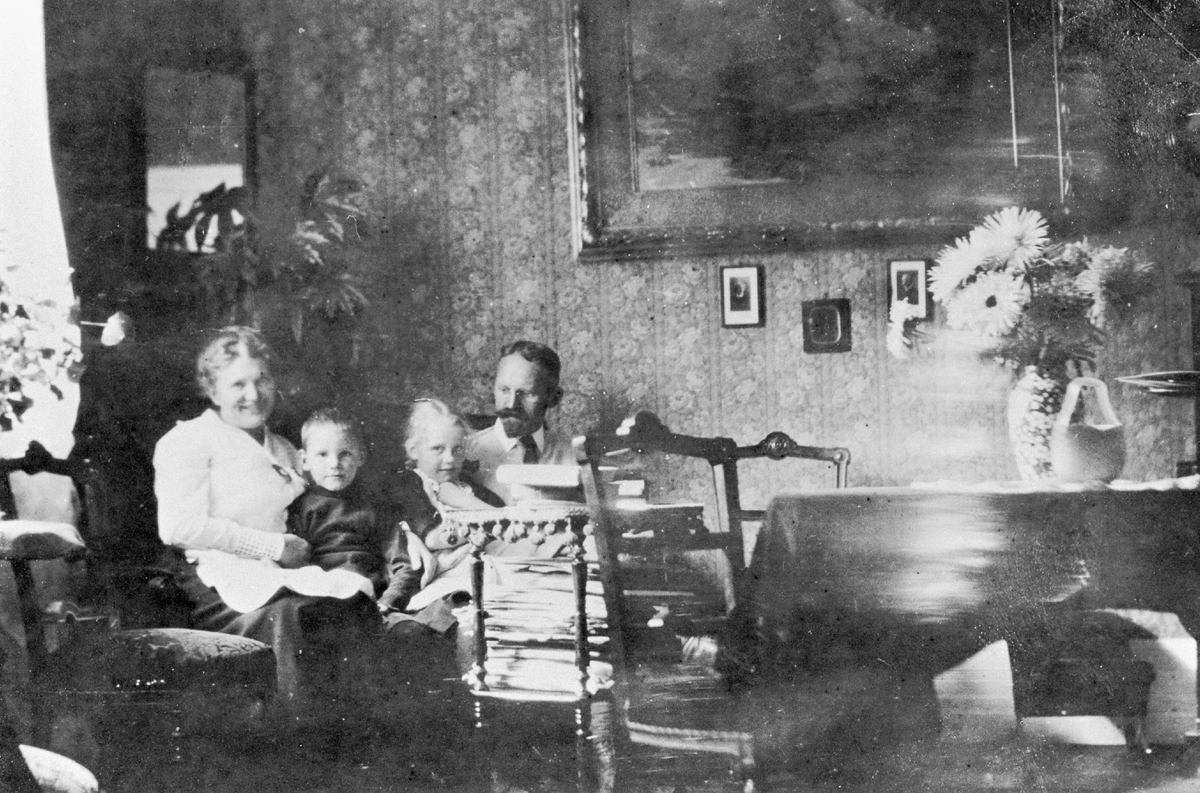 Familien Resch i stova på Kattuglehaugen i Tyssedal