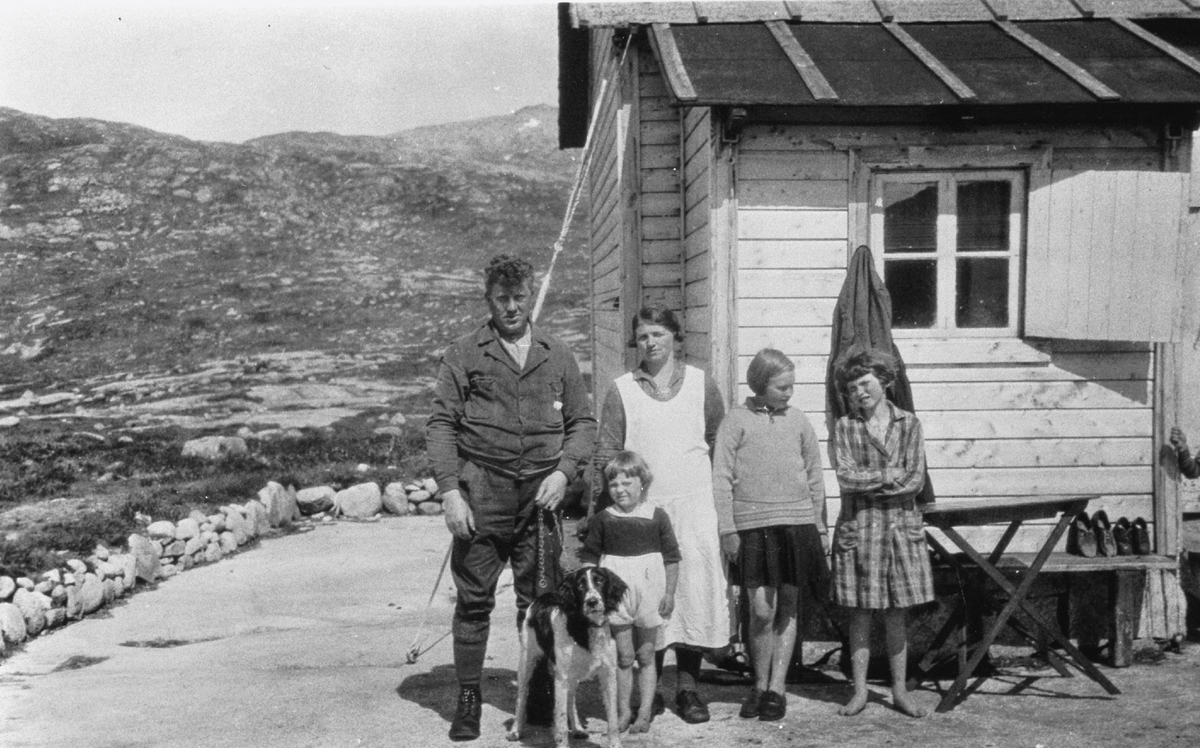 Familien Kjelstrup ved hytta på Mågelitopp