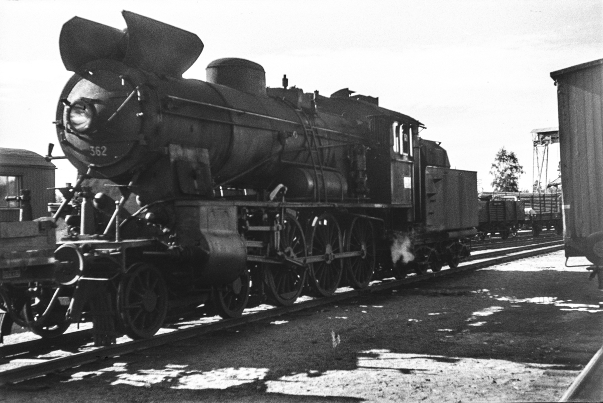 Damplokomotiv type 30b nr. 362 med godstog på Elverum stasjon.