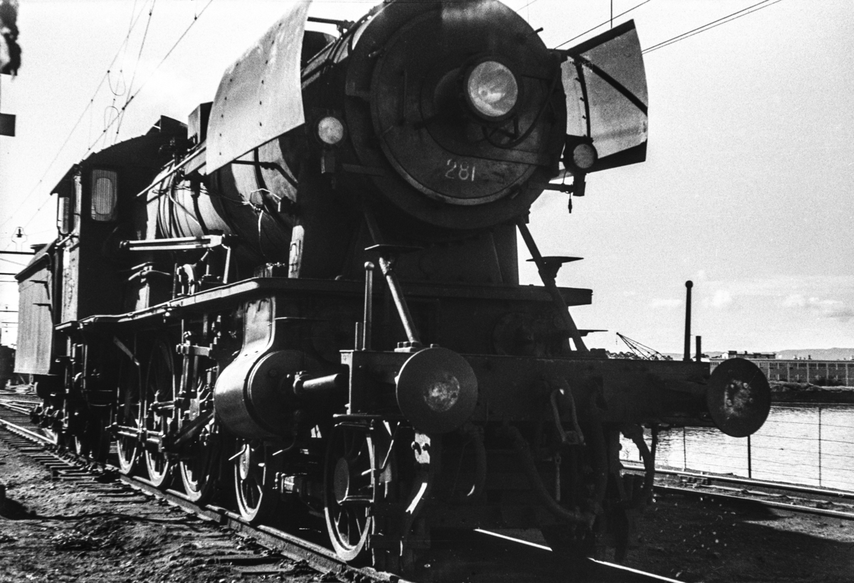 Utrangert damplokomotiv type 30a nr. 281 på Hamar stasjon.