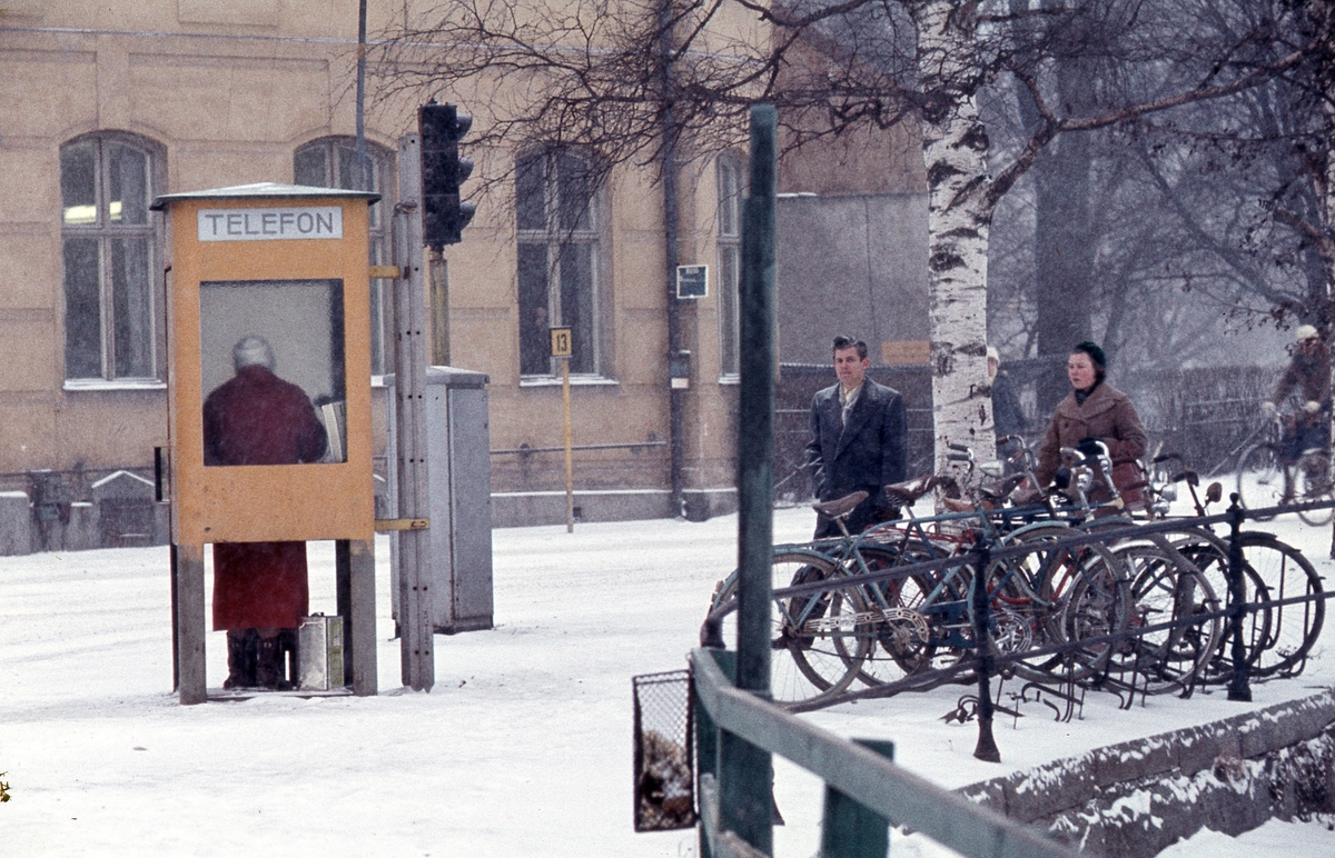 Telefonkiosk på Skolgatan, Uppsala 1958