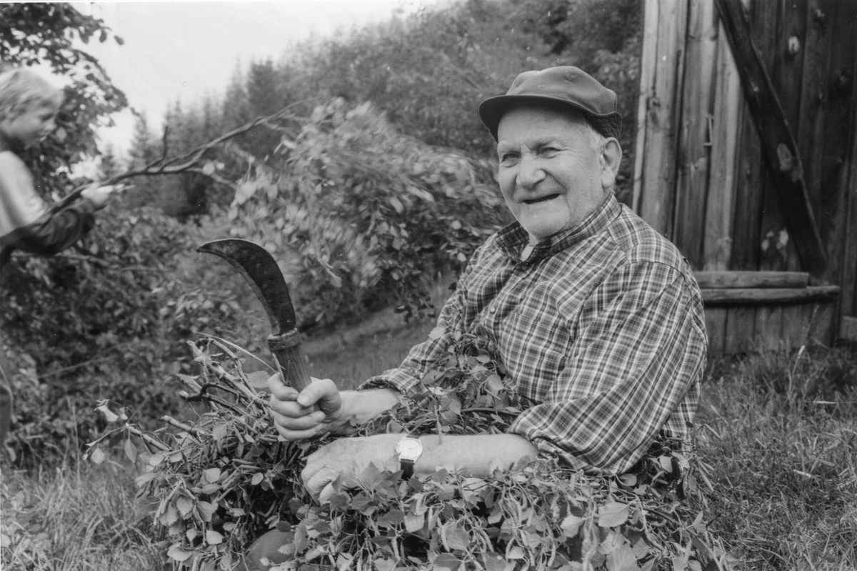 Arne Mannsåker Med Lauvkniv Og Lauvkjerv På Treet I Mannsåkerlia Kraftmuseet Digitaltmuseum 