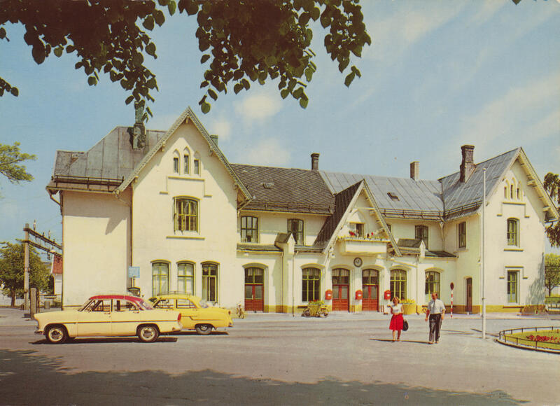 Fredrikstad jernbanestasjon, postkort ca. 1957-60. Nærmeste bil er en Fransk Ford Vedette 1955-57 eller Simca Ariane 1957-61. Bak: Opel Kaptein (Kapitän) 1956-57. (Foto/Photo)