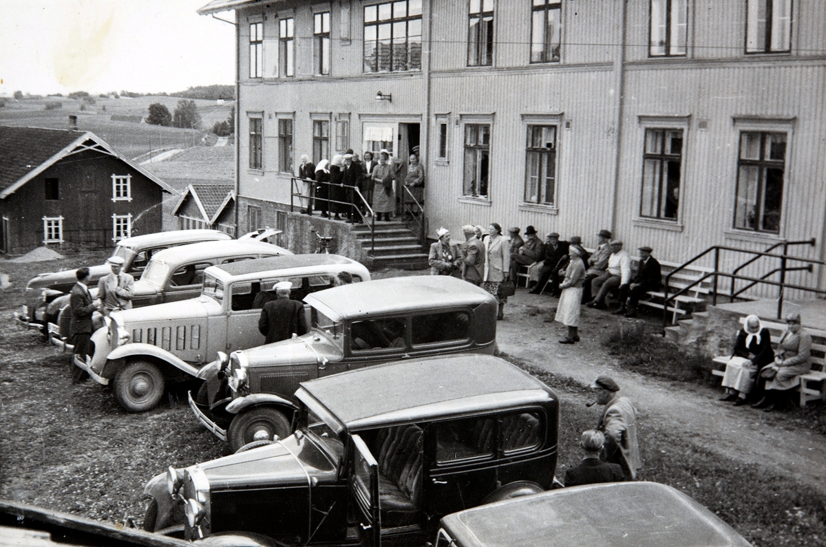 Fokhol gård, Stange. Beboere på Fokhol Aldershjem skal ut på biltur , tidlig på 1950-tallet. Personbiler parkert foran gamlehjemmet.
Bilene fra venstre: Chevrolet 1939, Ford de luxe 1938, ukjent, Ford A 1930-31, ukjent amerikansk 1929-31.