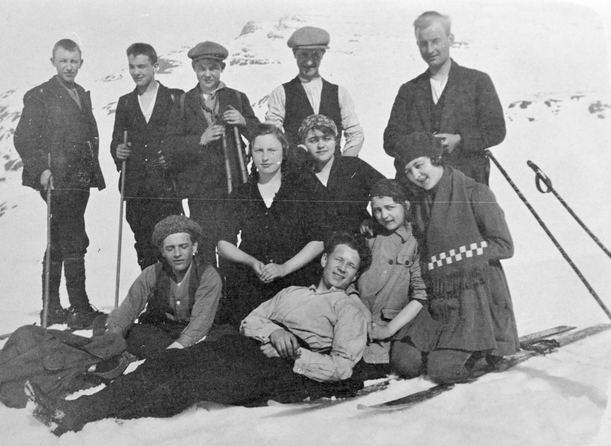 Vener på skitur til Freimstølen Kristi Himmelfartsdag 1921.
