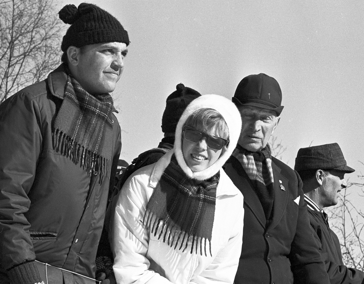 Publikum står langs løypa, 50 km Holmenkollrennet 1969. Fotografert 15. mars 1969.