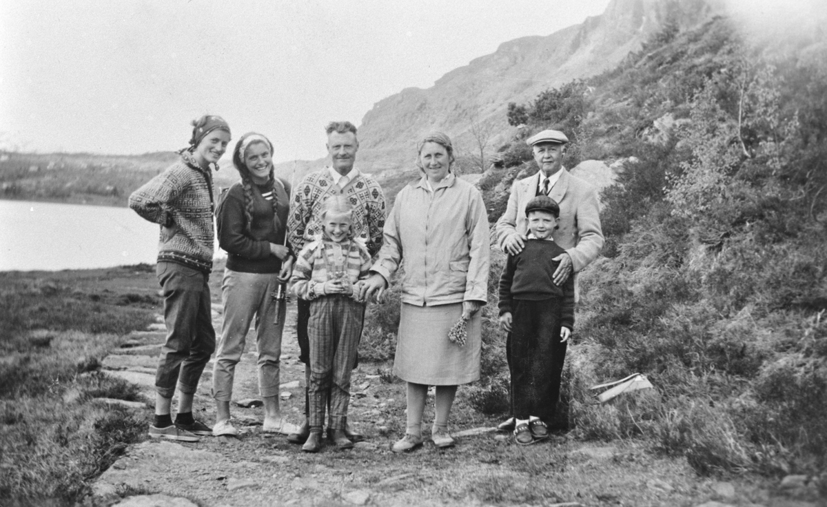 Familie på søndagstur til Løyningsdalen