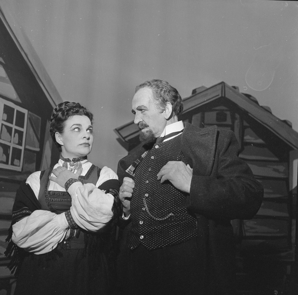 Oppsetning av "Dronning og rebell" på Det Norske Teatret. Skuespillere Eva Strøm Aastorp og Amund Rydland sammen på scenen. Fotografert 22. oktober 1956.