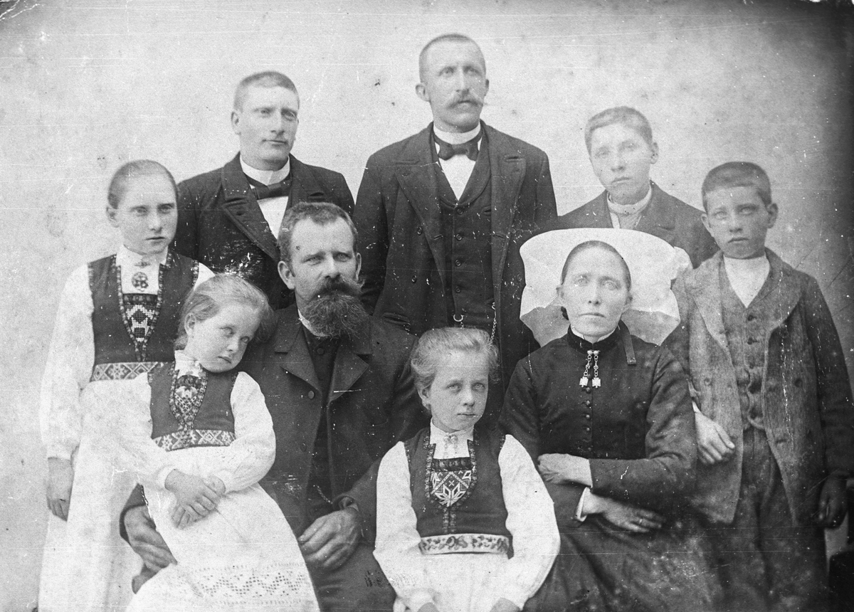 Familie Med Vaksne Og Born. - Kraftmuseet   Digitaltmuseum