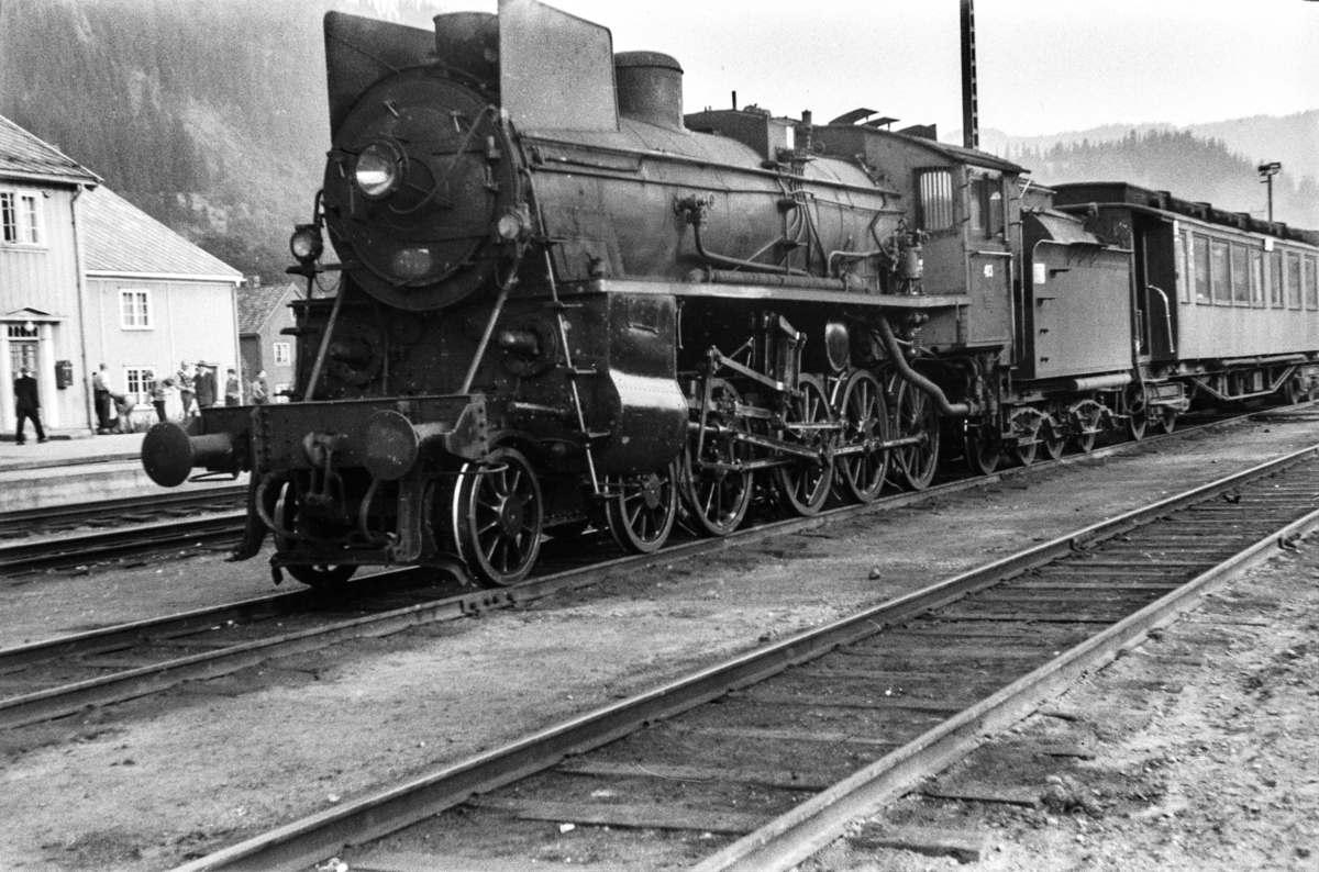 Damplokomotiv type 26c nr. 413 med dagtoget fra Trondheim til Oslo Ø over Røros, tog 302, på Støren stasjon.