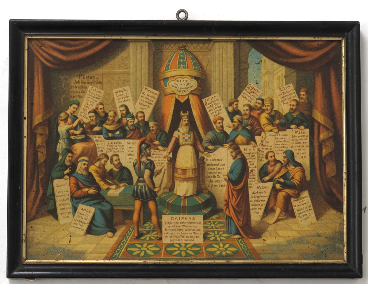 Kristi domstol. Kristus foran Kaifas  o. a. tilstedeværende med hver sin plakat,  hvorpå deres uttalelser står skrevet.