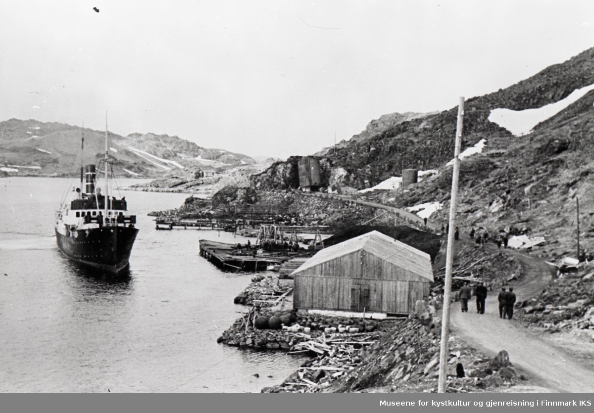 Honningsvåg. Gjenreisningen. Hurtigruta "Polarlys" ved Bunkerdepoet, for å bunkre kull. Sommeren 1946.