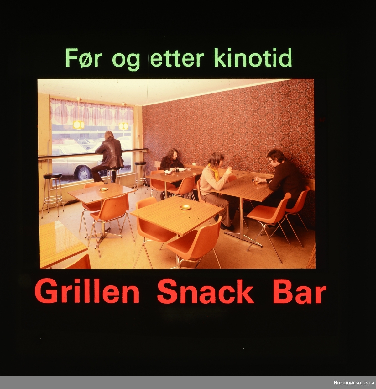"Før og etter kinotid Grillen Snack Bar" Fra en samling med kinoreklame i Kristiansund. Giver er Erling Sæther. Fra Nordmøre museums fotosamlinger.