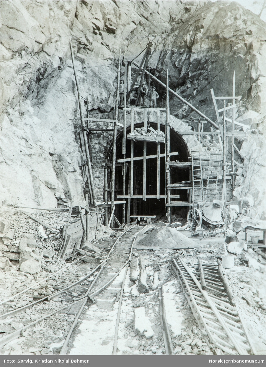 Fra byggingen av Sørlandsbanen. Ålekjær tunnel mellom Herefoss og Fidjetun: støping av overhvelving