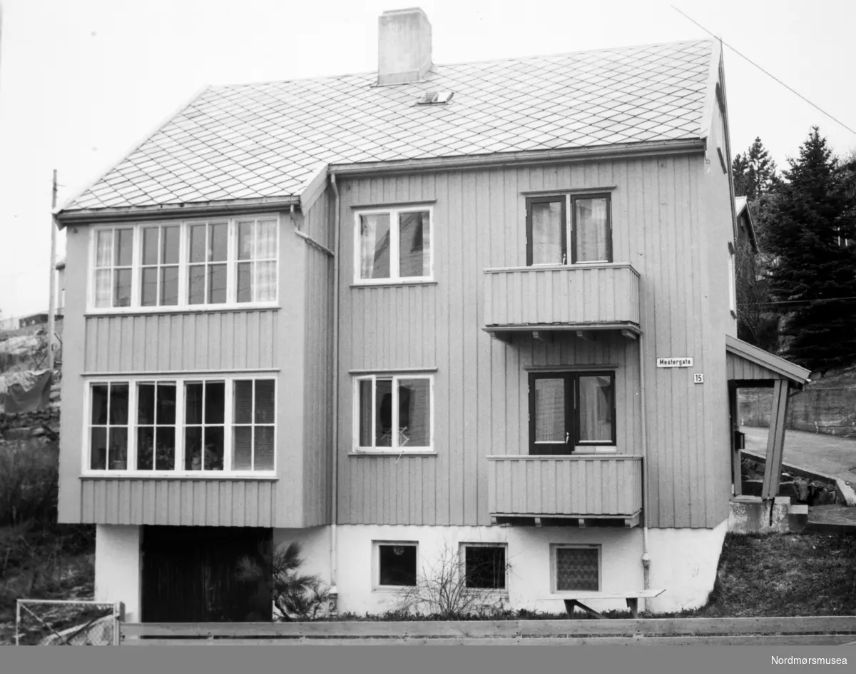 Foto fra Mestergata 15 på Kirkelandet i Kristiansund. Fotoarkivet stammer fra Nordmørsposten, og inngår nå i Nordmøre museums fotosamlinger.