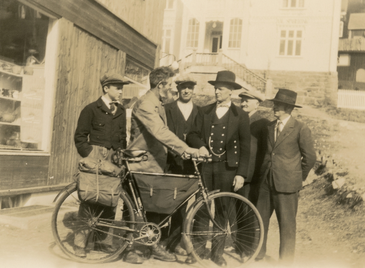 Ingvald Skjeldrup sammen med en gruppe mennesker i Ål i Hallingdal. Her starter han sin Europareise i 1934. Reisen skulle gå gjennom 10 land.