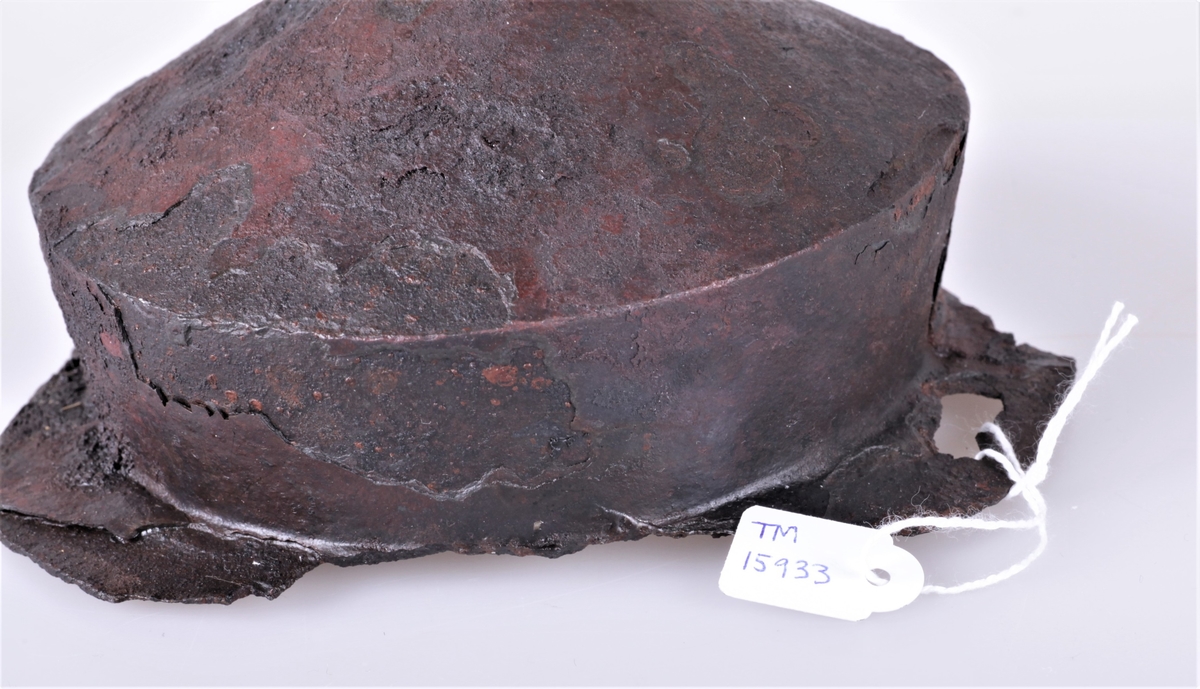 Skjoldbule av jern av typen R. 217 fra yngre romersk jernalder funnet i en gravhaug ved Østre La.