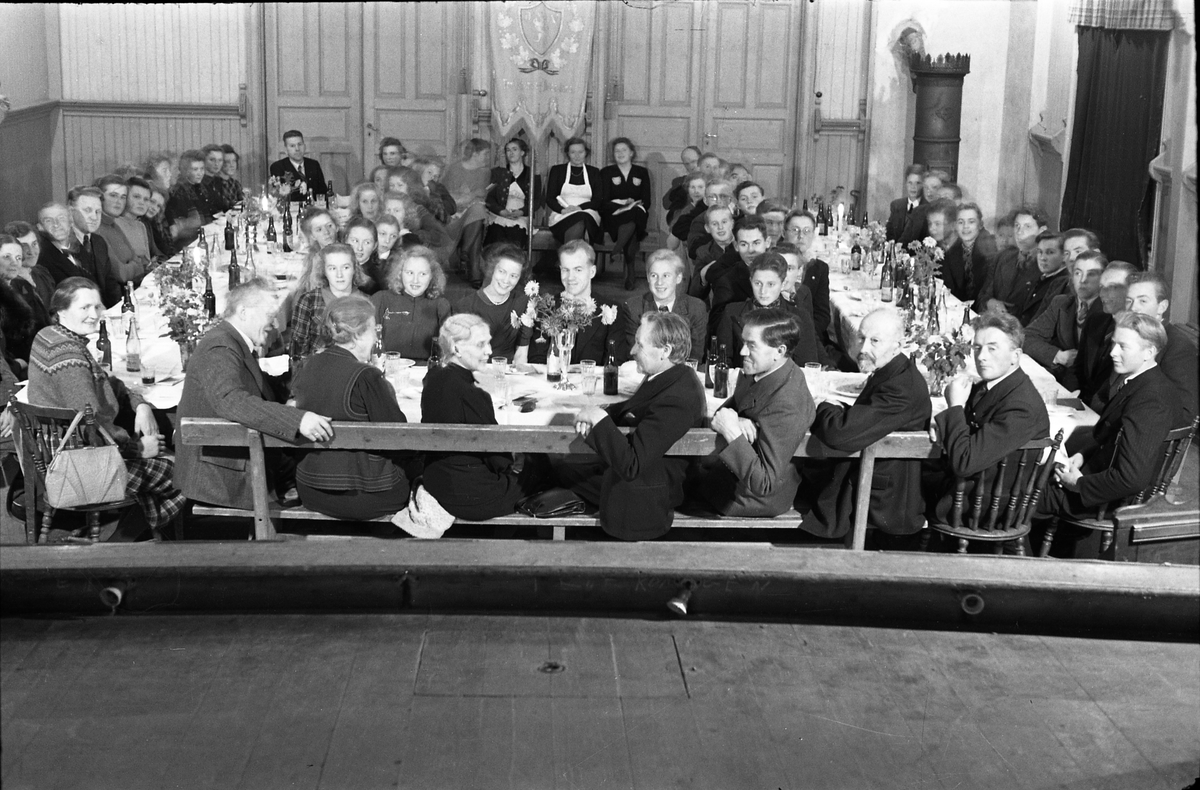Fotografen har skrevet: "Gruppe på Granheim". Bilder fra et arrangement i regi av avholdsbevegelsen på Lena høsten 1943. Tre bilder der nummer to er det samme som nummer en, men med personene påført nummer. De fleste personene er identifisert, og numrene og navnene nedenfor er iht. bildene en og to.
1-2.Ukjent, 3.Janna Håkerud, 4.Eli Kristiansen, 5.Einar Solem, 6.Alvhild Lunde(?), 7.Solveig Håkerud, 8.Arne Kristiansen, 9.Edvard Lunde, 10.Ingebrigt Hole, 11.Gjertrud Solem, 12.Ludvik Madshus, 13.Marie Hole, 14.Boye Høverstad, 15.Petra Høverstad, 16.Martinius Håkerud, 17.Peder Henriksen, 18.Johan Vasveen, 19.Ukjent, 20.Antonette Vasveen, 21.Aase Kristiansen (g.Grytttenholm), 22.Jørgen Vollsæter, 23.Inger Vollsæter, 24.Edith Evang, 25.Ukjent, 26.Sigrid Moen, 27.Elsa Aschim, 28.Gunvor Solberg, 29.Petra Gaarder, 30.Solveig Evang, 31.Aase Frydenberg, 32.Magnhild Ruen, 33.Margrethe Sveen(?), 34.Ruth Hoel, 35.Ukjent, 36.Aase Skalstad, 37.Tordis Bjerke, 38.Ruth Dahl, 39.? Dahl (snekker fra Sletta), 40.Berit Wangensteen, 41-42.Ukjent, 43.Ragnvald Sørheim, 44-45.Ukjent, 46.Ivar Giæver, 47.Egil Karsrud, 48.Olemann Aaslund, 49.Einar Larsen, 50.Jon Giæver, 51.Ole K.Tømmerstigen, 52.Arnold Teslo Andersen, 53.Levi Kjelstad, 54.Inger Iversb akken, 55.Ukjent, 56.Elise Engesnes, 57.Torolf Teslo Andersen, 58.Sigurd Evensen, 59.Lina Larsen, 60.Ukjent, 61.C.A.Larsen, 62.Eva Evensen(?), 63.Henry Hansen(?), 64.Ukjent. 65.Kari Lund, 66.Nora Evensen, 67.Kari Skjellerud, 68.Hans Henriksen, 69.Else Marie Myhrvang, 70.Håkon Holien, 71.Kirsten Helene Fauchald, 72.Ukjent, 73.Karl Fauchald.