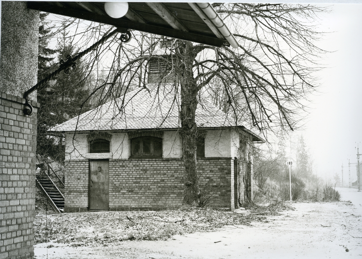Karbennings sn.
Snytens järnvägsstation, kvadratisk mindre byggnad bredvid stationshuset, 1971.
