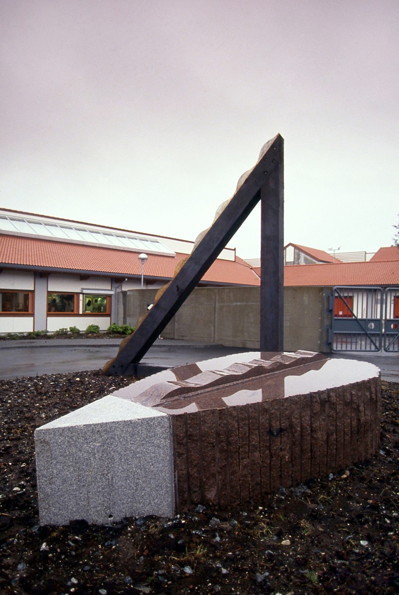 Skulpturen har form som en rettvinklet trekant  og består av 3 bjelker som er sammenboltet.  Verket er en del av en utsmykking som består av to skulpturer.