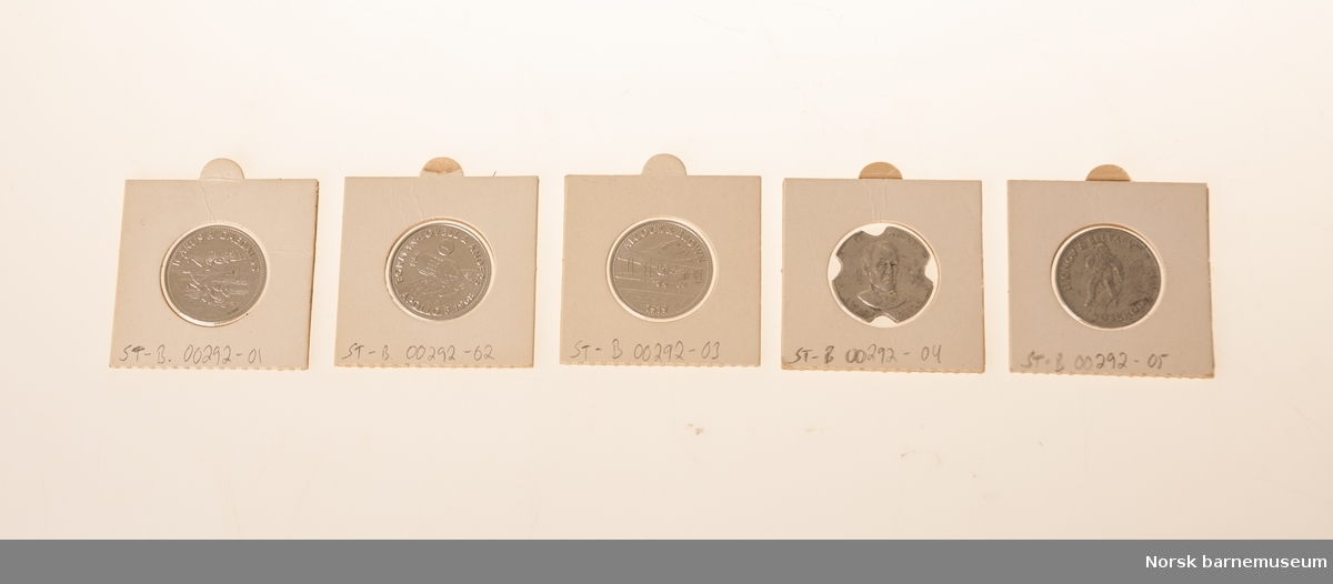 5 mynter med ulike motiv som ble byttet inn da de fylte bensin på shell-stasjonene.