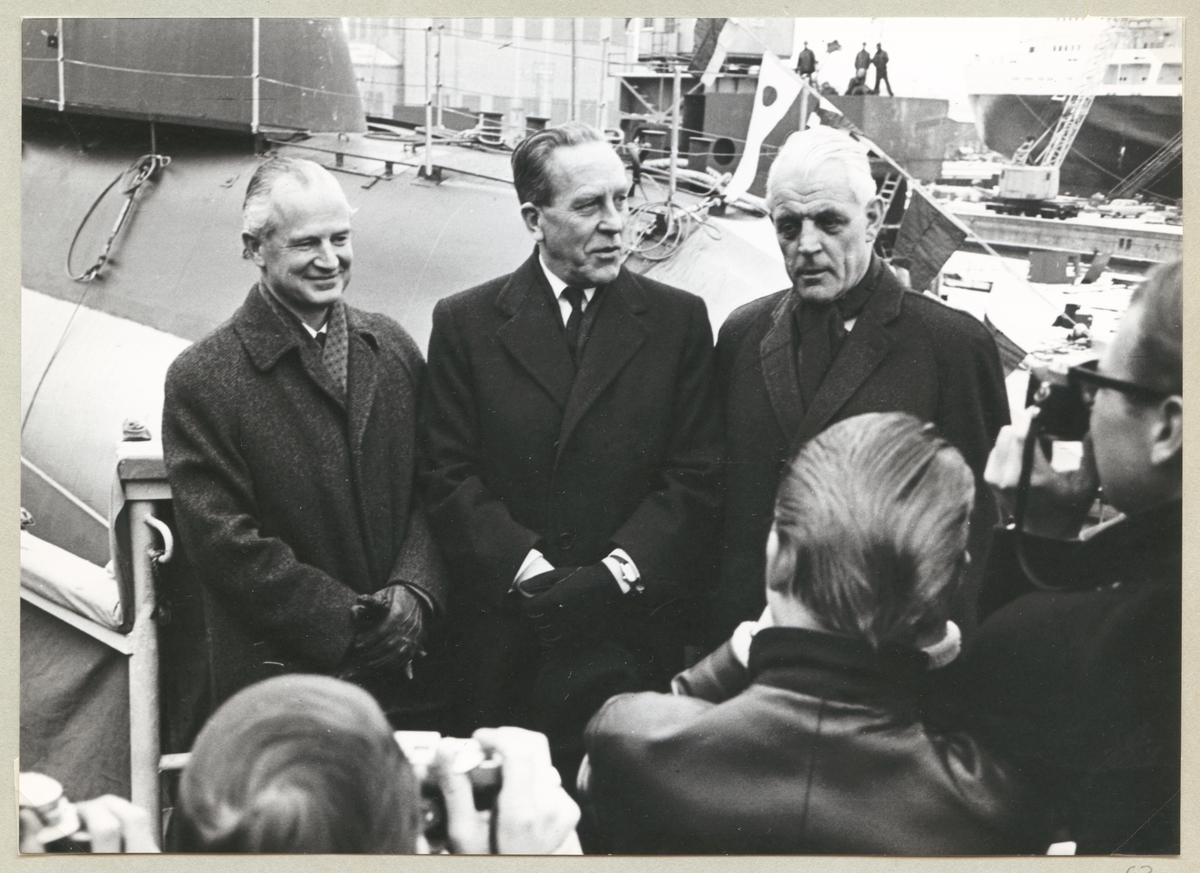 Styrelseordföranden, dopförättaren och Kockumschefen vid Sjöormens dop. 1967-01-25
