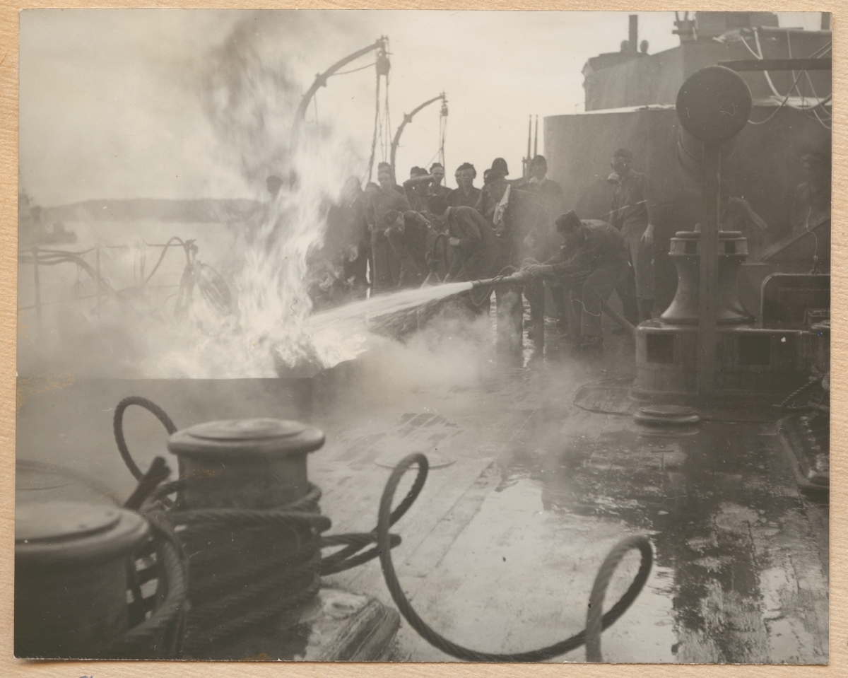 Bilden visar en brandövning ombord på pansarskeppet Wasa.