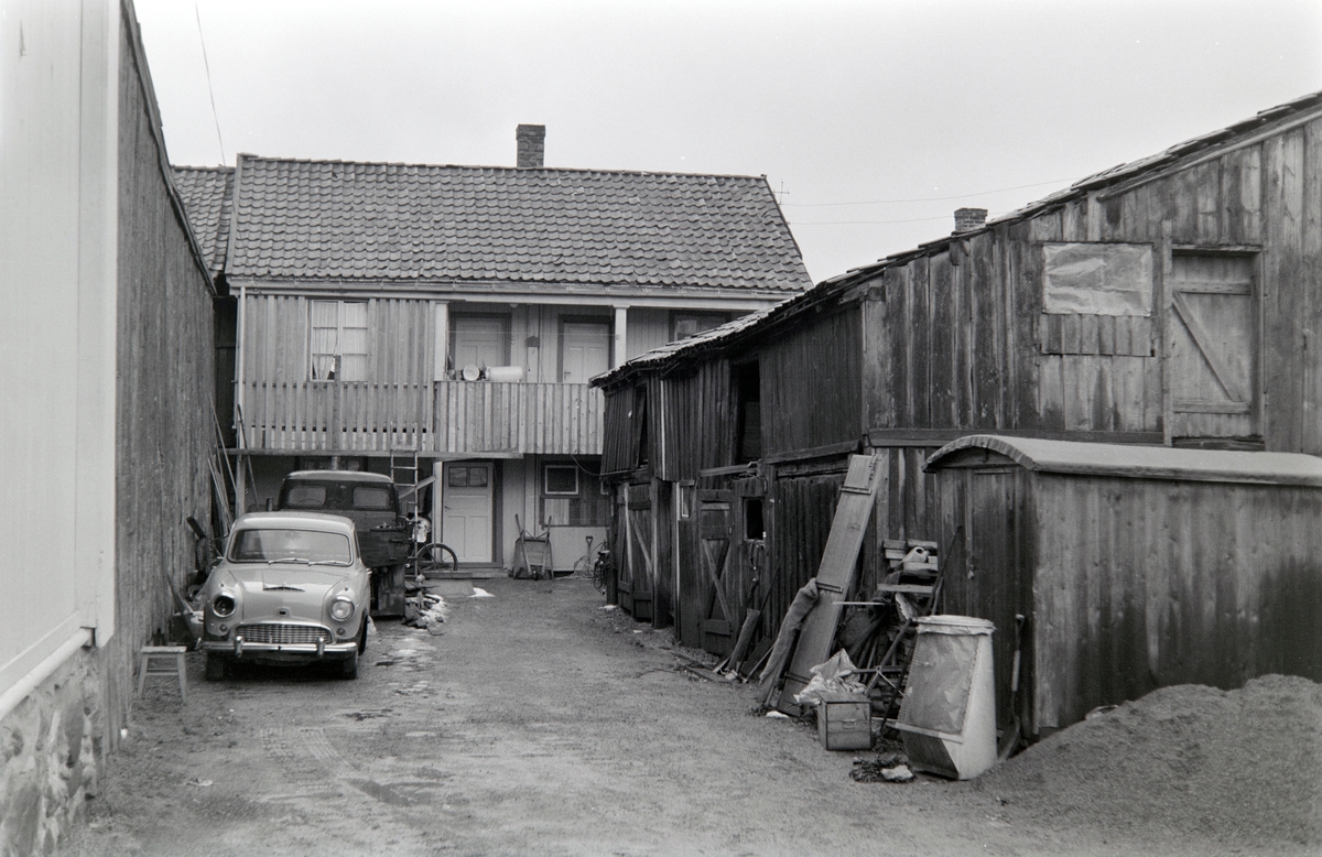 Øverbyen, Kongsvinger. Bakgård, nærmest: Austin årsmodell ca. 1955-56.