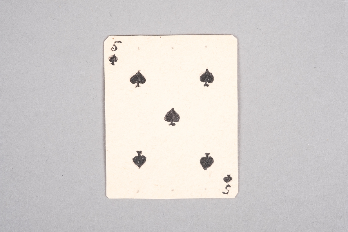 Håndlaget kort med påført tall og sparsymbol. På baksiden av kortet er det et monogram av initalene "AR".
