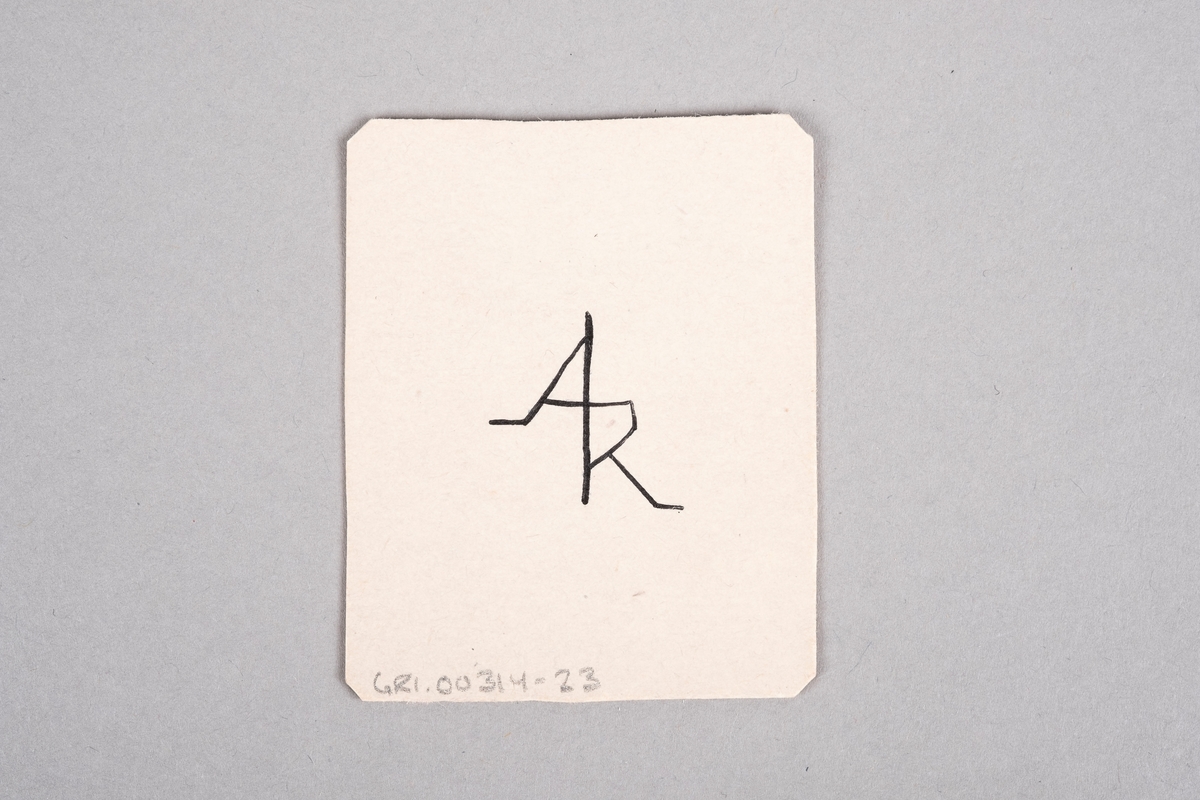 Håndlaget kort med påført tall og kløversymbol. På baksiden av kortet er det et monogram av initalene "AR".