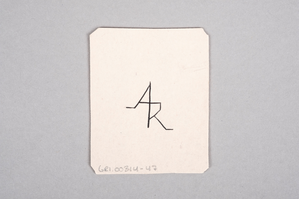 Håndlaget kort med påført tall og rutersymbol. På baksiden av kortet er det et monogram av initalene "AR".