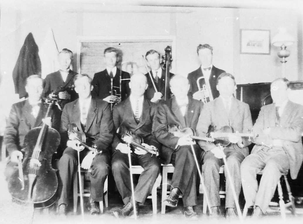 Orkester, 10 mann, musikkinstrumenter. 