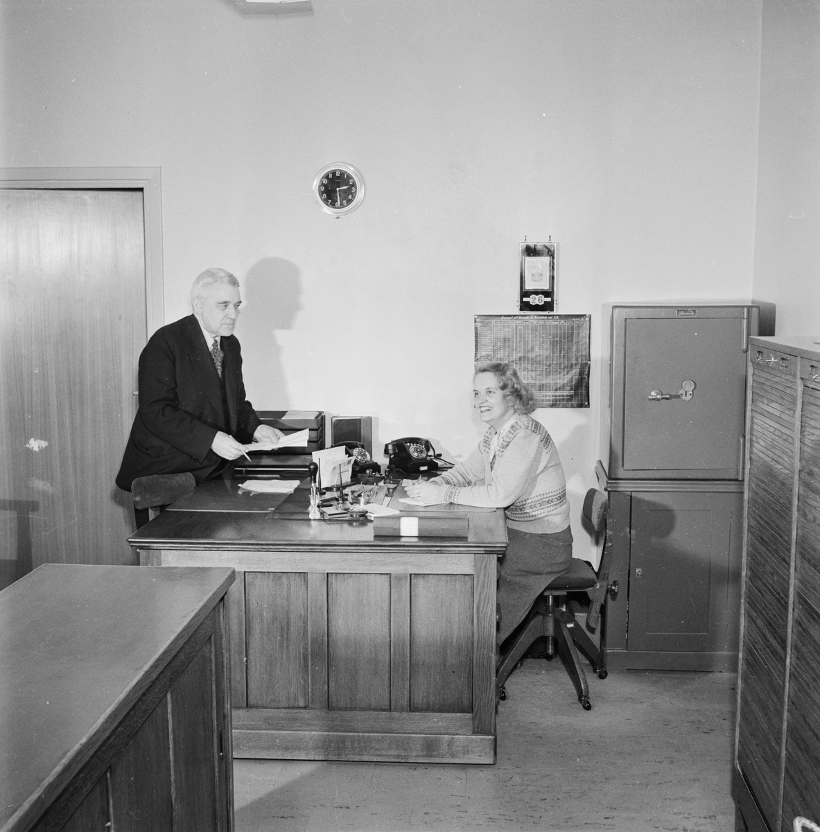 Man och kvinna i kontorsmiljö, Trygg-Fylgia, Uppsala, mars 1952