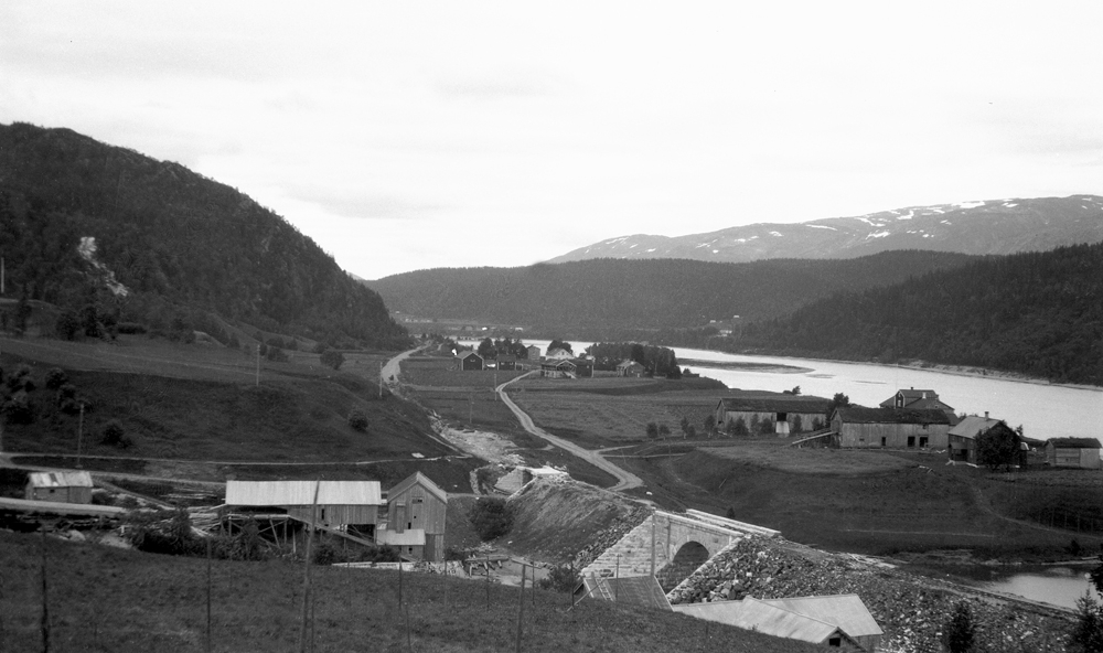 Jernbane, fra bygging av Nordlandsbanen ved Skog. Brua over Bjønnåga er fullført.