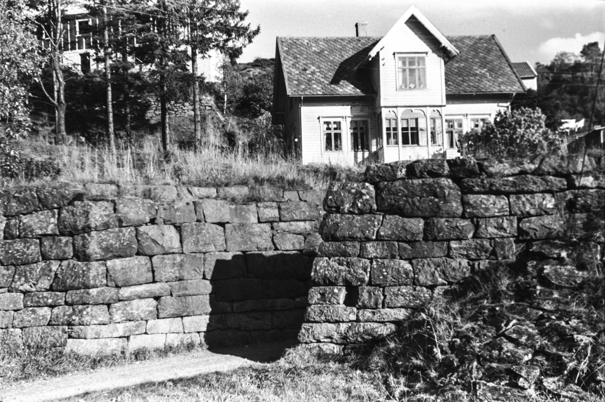 Langs nedlagde Nesttun-Osbanen. Brukara ved nordre enden av Rådal stasjon. Huset på fototet inneheldt ei tid landhandel.