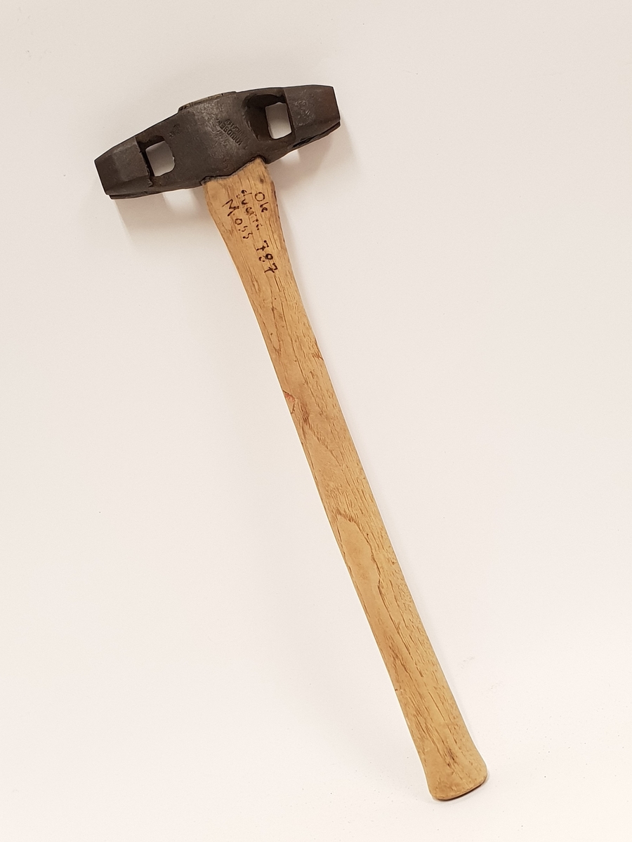 Merkeøks for Ole Sverre MossMerkeøksene ble brukt av tømmermålere til merking av tømmer. Tømmermåling var et mannsdominert yrke. 