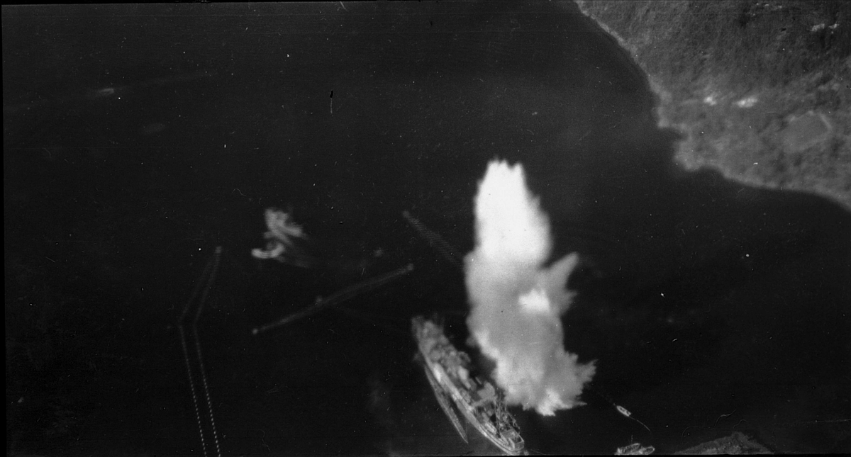 Depotskipet "Black Watch" fotografert under flyangrepet i Kilbotn.