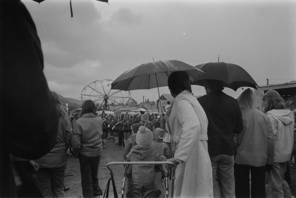 Åpning av Tiendebytte i Mosjøen 1974. Tivoliområde, folk, korps.