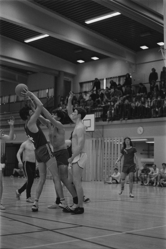 Basketball på Kippermoen mellom Mosjøen og engelske soldater. Kippermoen idrettshall.