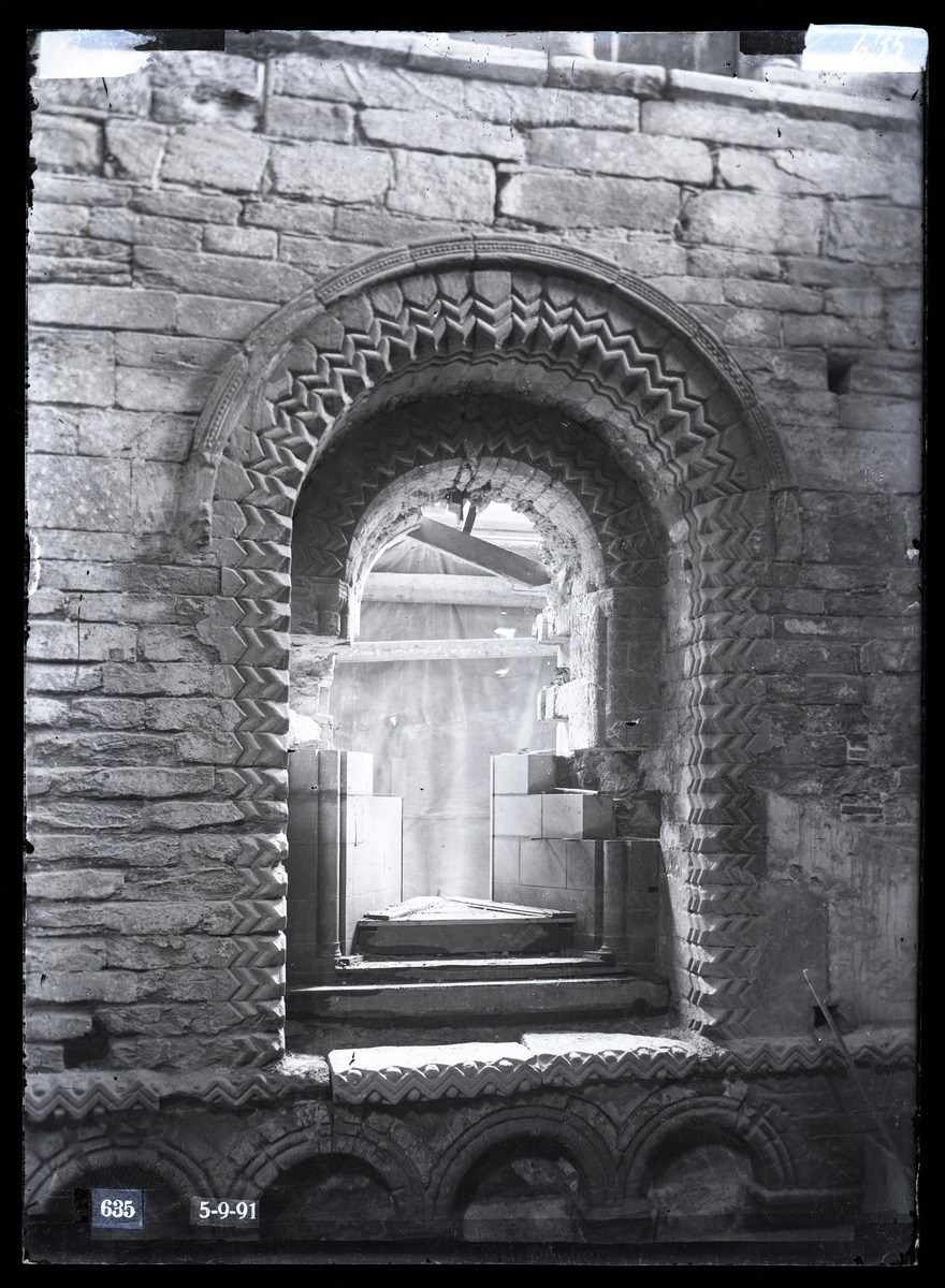 Restaurering av et vindu i vestveggen i nordre tverrskip i Nidarosdomen. Romansk, anglo-normannisk arkitektur, med chevronbuer.