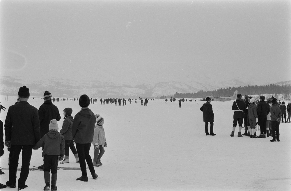 Flystevne på Fustvatn, islagt vann.
Fly og publikum på isen.