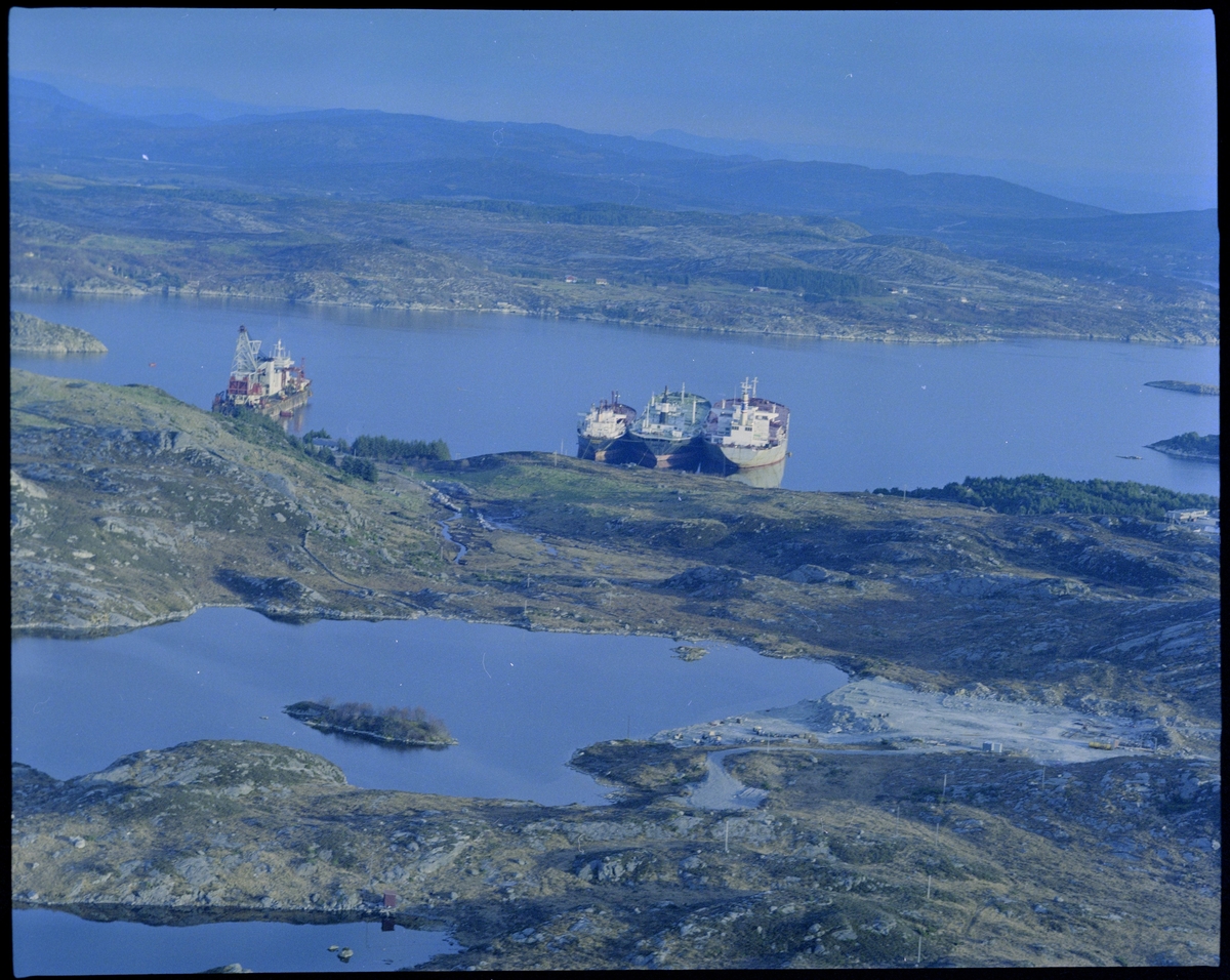 Flyfoto av flere skip som ligger i opplag ved Fosen i Karmøy kommune.